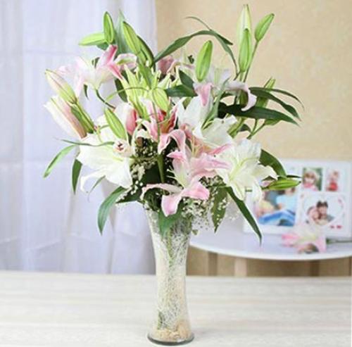 Нужно ли обрезать лилии в вазе. Как сохранить лилии свежими