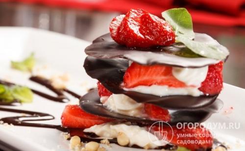 Клубника альбион в горшке. Ягоды