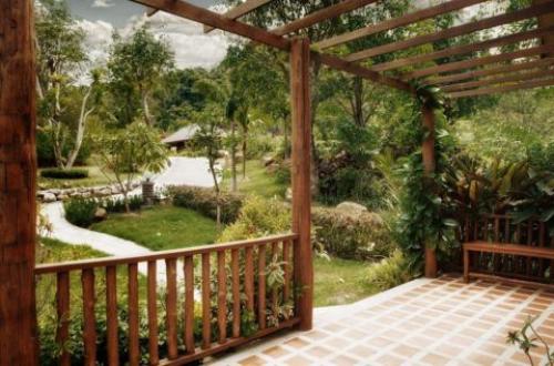 Клумба возле беседки. Функции озеленения беседки