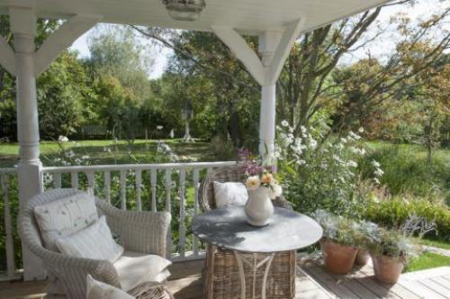 Клумба возле беседки. Функции озеленения беседки