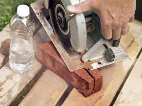 Что посадить по краю газона. Граница между газоном и клумбой – пошаговый мастер-класс