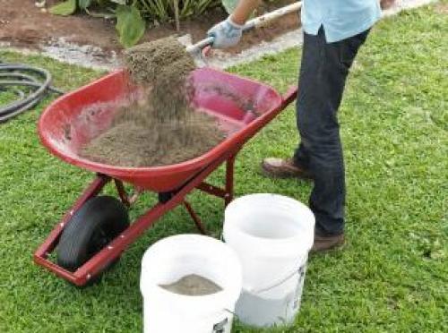 Что посадить по краю газона. Граница между газоном и клумбой – пошаговый мастер-класс