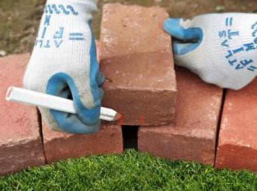 Что посадить по краю газона. Граница между газоном и клумбой – пошаговый мастер-класс