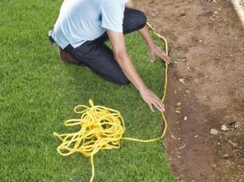 Что посадить по краю газона. Граница между газоном и клумбой – пошаговый мастер-класс