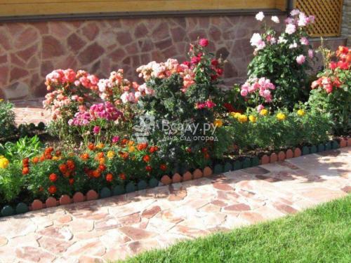 Оформление красивого газона с цветами своими.. Видов кроватей для сада