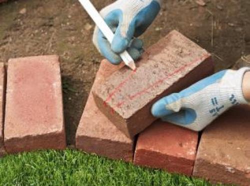 Что посадить по краю газона. Граница между газоном и клумбой – пошаговый мастер-класс