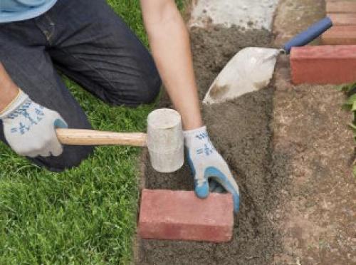 Что посадить по краю газона. Граница между газоном и клумбой – пошаговый мастер-класс