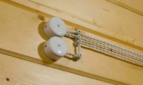 Кабель по деревянным конструкциям. Особенности электропроводов