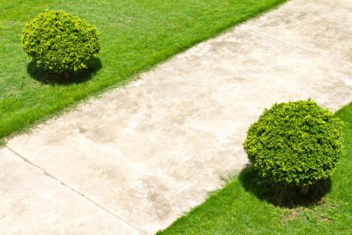 Как сделать красивую дорожку для газонов и лужаек перед домом 07