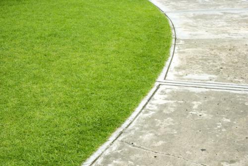 Как сделать красивую дорожку для газонов и лужаек перед домом 08