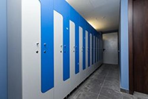 Удобный и функциональный шкафчик для раздевалки в школе 22 Удобный и функциональный шкафчик для раздевалки в школе 22