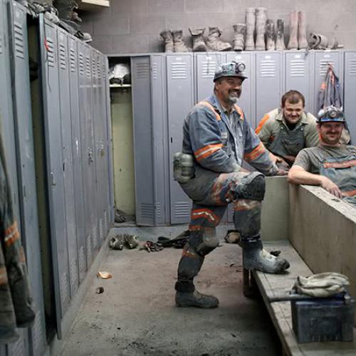 Удобный и функциональный шкафчик для раздевалки в школе 01