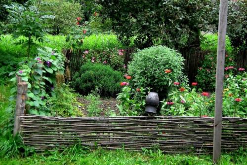 Оригинальные идеи для сада своими руками. 90 идей украшений для сада своими руками (фото)