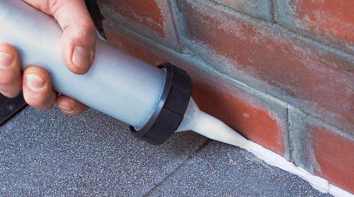 Какие типы герметиков наиболее подходящие для заделки швов деревянного дома