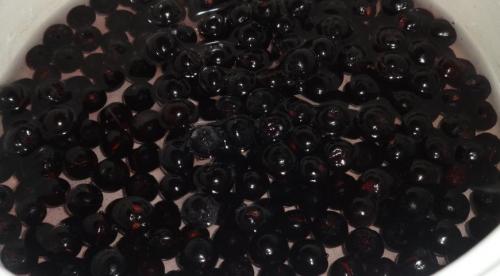 Огурцы с рябиной на зиму без уксуса. Маринованные огурцы с черноплодной рябиной и мелиссой 01