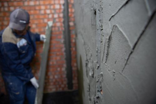 Какие специалисты могут помочь с усилением стен подвала