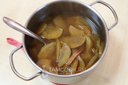 Какие ингредиенты нужны для приготовления компота из яблок сушеных и изюма