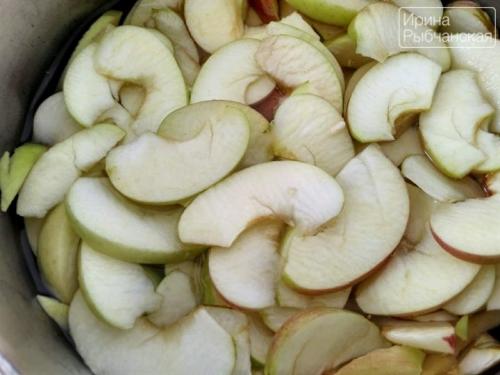 Можно ли добавлять другие фрукты в прозрачное янтарное варенье из яблок дольками. Подготовка продуктов