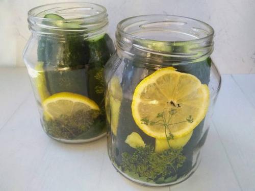 Огурцы маринованные сладко острые. Сладкие огурцы на зиму маринованные – 8 рецептов хрустящих огурцов