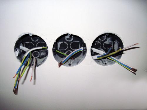 Какие инструменты и материалы необходимы для подключения наружной тройной розетки