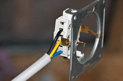 Какие инструменты необходимы для подключения розеток с неразрывной землей