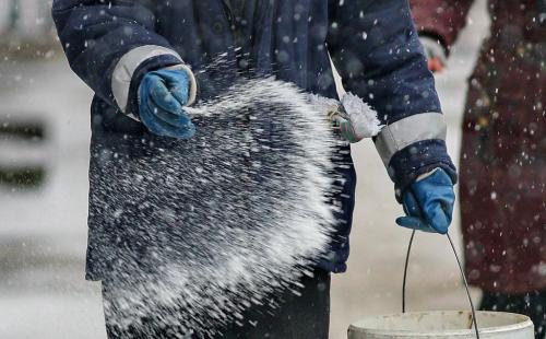 До какой температуры работает соль. Почему лед тает под солью, несмотря на минусовую температуру зимой