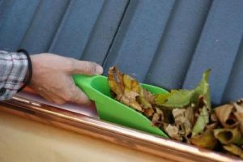 Приспособление для очистки водостоков. Как произвести очистку водостоков с помощью подручных средств