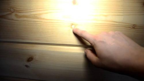 Чем заделать щели между бревнами в бане. Что делать если в бревнах бани из сруба появились большие трещины