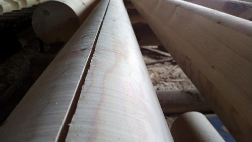 Заделка трещин в бревнах сруба внутри и снаружи дома. Какую шпаклевку по дереву выбрать 03