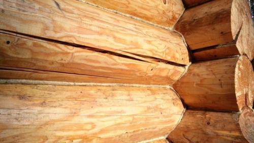 Заделка трещин в бревнах сруба внутри и снаружи дома. Какую шпаклевку по дереву выбрать 01