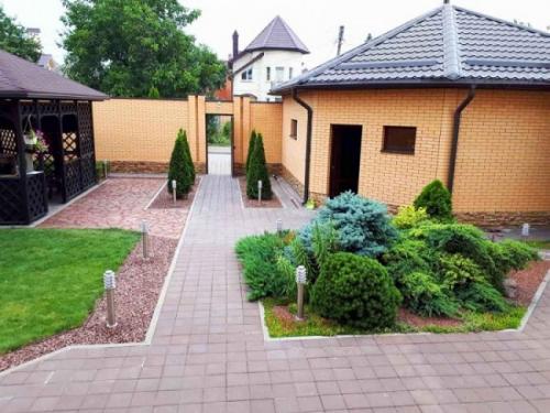 Как красиво оформить газон перед домом. Оформление газона своими руками 12