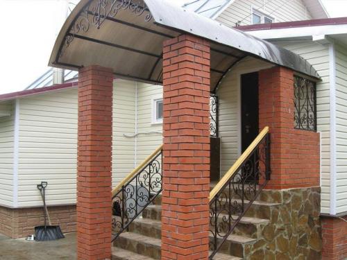 Как выбрать место для установки козырька над дверью